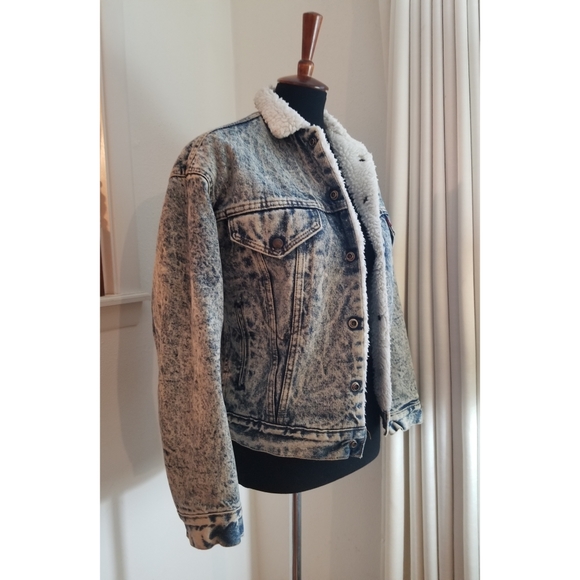 1970's Levi's Acid Wash Sherpa Truckers Jacket. - Picture 7 of 8